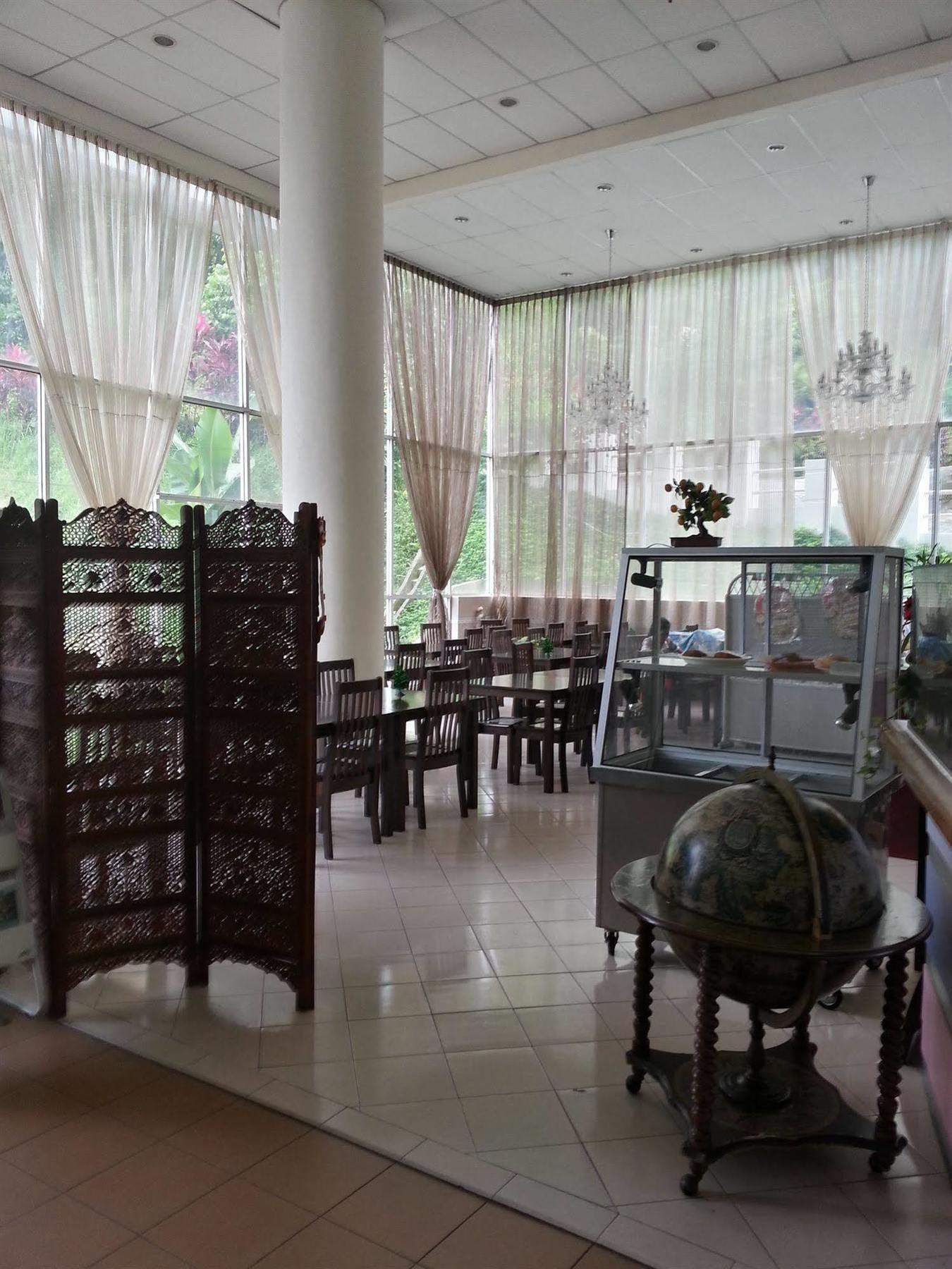 Century Hotel Кота Кинабалу Екстериор снимка